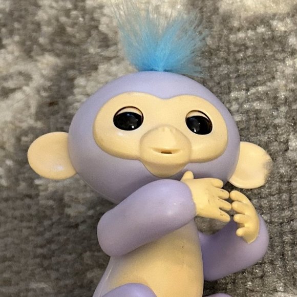 Fingerlings Interactive Baby Monkey - Purple with Blue Hair  WowWee - Picture 2 of 3